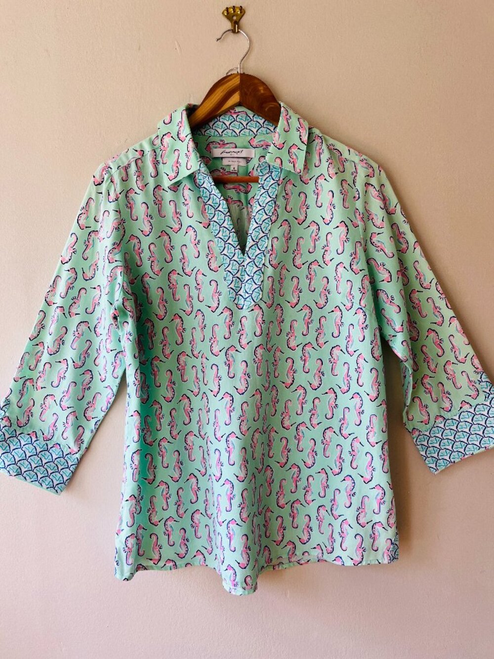 Foxcroft Sz 6 Seahorse Wrinkle Free Fitted Shaped Shirt V Neck Turquoise Blous
